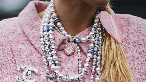 Der Chanel-Klassiker Tweed erlebt 2022 ein Comeback in der Mode.