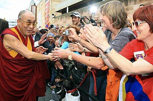 Der Dalai Lama in der Straße der Menschenrechte in Nürnberg: Während Anhänger über 80 Euro für eine Karte zahlen, gibt es auch viele Gegner seines Besuchs.