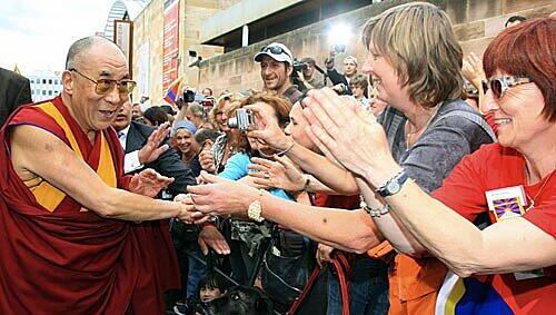 Der Dalai Lama in der Straße der Menschenrechte in Nürnberg: Während Anhänger über 80 Euro für eine Karte zahlen, gibt es auch viele Gegner seines Besuchs. Der Dalai Lama in der Straße der Menschenrechte in Nürnberg: Während Anhänger über 80 Euro für eine Karte zahlen, gibt es auch viele Gegner seines Besuchs.