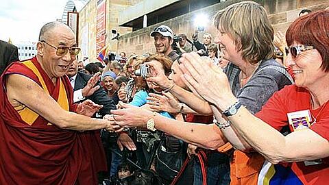 Der Dalai Lama in der Straße der Menschenrechte in Nürnberg: Während Anhänger über 80 Euro für eine Karte zahlen, gibt es auch viele Gegner seines Besuchs.