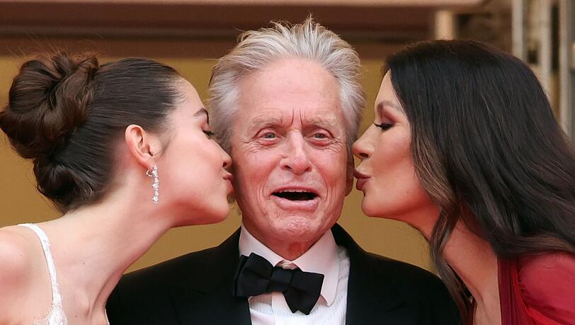 Michael Douglas mit seiner Tochter Carys (l.) und Ehefrau Catherine Zeta-Jones in Cannes.
