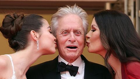 Michael Douglas mit seiner Tochter Carys (l.) und Ehefrau Catherine Zeta-Jones in Cannes.