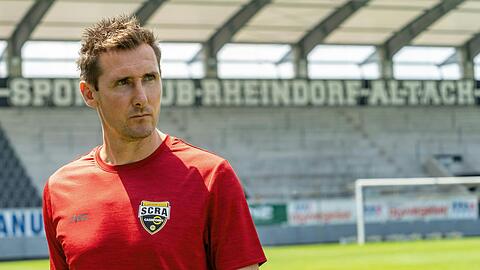 Miroslav Klose, Fußballtrainer aus Deutschland, steht auf dem Spielfeld.