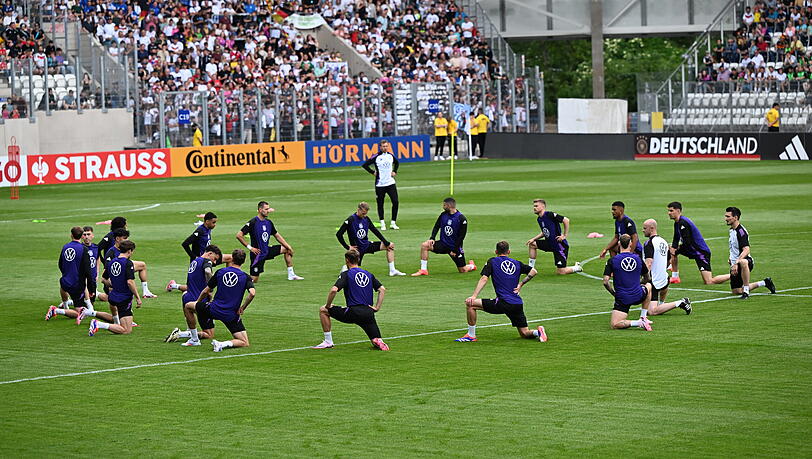 Die deutsche Nationalmannschaft absolvierte am Montag vor 15.000 Zuschauern die erste Trainingseinheit der EM-Vorbereitung.