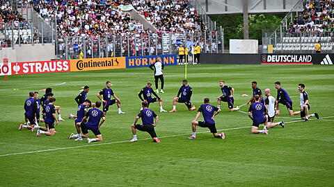 Die deutsche Nationalmannschaft absolvierte am Montag vor 15.000 Zuschauern die erste Trainingseinheit der EM-Vorbereitung.