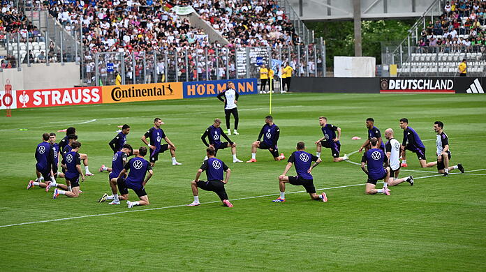 Die deutsche Nationalmannschaft absolvierte am Montag vor 15.000 Zuschauern die erste Trainingseinheit der EM-Vorbereitung.