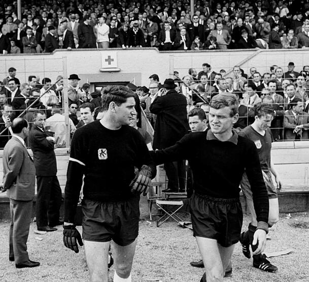 Schauplatz legend&auml;rer Duelle: Hier laufen Petar Radi Radenkovic und Sepp Maier zu einem Bundesliga-Derby ins Gr&uuml;nwalder Stadion ein.