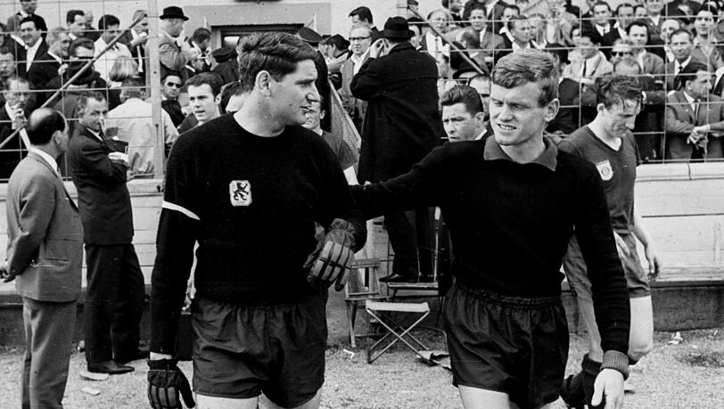 Schauplatz legend&auml;rer Duelle: Hier laufen Petar Radi Radenkovic und Sepp Maier zu einem Bundesliga-Derby ins Gr&uuml;nwalder Stadion ein.