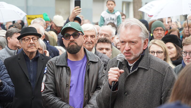 (v.li.) Der ehemalige SPD-Stadtrat Marian Offman, der j&uuml;dische Hochschul-Professor Guy Katz, Kabarettist und Syrienhelfer Christian Springer. Im Hintergrund: Dieter Hermann, Ehemann von Uschi Glas.
