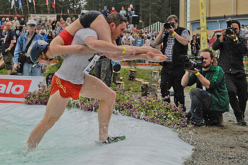 Einmal noch die Frau durch's Wasser tragen und dann...Die spinnen die Finnen."Wife Carrying" in Finnland.