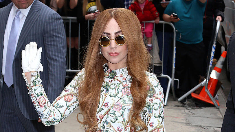 Lady Gaga ist bekannt für ihre extravaganten Outfits. Ob ihr Brautkleid etwas schlichter ausfallen wird? Lady Gaga ist bekannt für ihre extravaganten Outfits. Ob ihr Brautkleid etwas schlichter ausfallen wird?