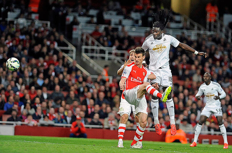 Bafetimbi Gomis erzielt das 1:0 für Swansea.