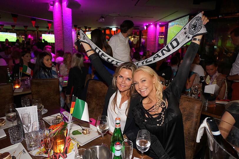 Hunderte feierten den Einzug ins Halbfinale im H'ugo's