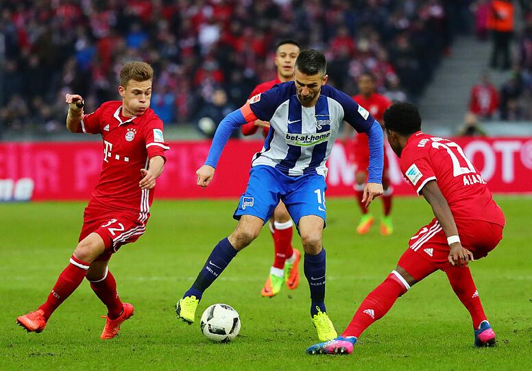 Joshua Kimmich: Note 4 - Der "neue Lahm" wie ihn Trainer Ancelotti nannte, hatte die Tausendsassa-Rolle im Mittelfeld. Viel unterwegs, viel Kleinvieh-Arbeit. Aber nie so richtig mit den zündenden Ideen, im Spiel nach vorne traut er sich irgendwie nicht mehr so viel zu wie in der Vorrunde als er einen Lauf hatte. Wurde nach 61 Minuten ausgewechselt.