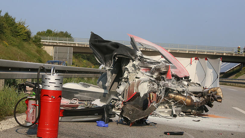 Der Ferrari wurde von der Leitplanke in Stücke gerissen, der Fahrer hatte keine Chance &ndash; die Bilder von der Unfallstelle.