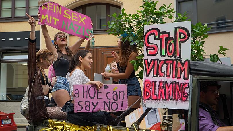Slutwalk 2018 in München: Frauen und Männer kämpfen gemeinsam gegen Sexismus in der Gesellschaft und fordern sexuelle Selbstbestimmung für alle.