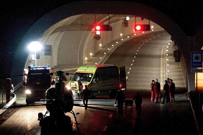Unfassbare Tragödie in der Schweiz: 28 Menschen kommen bei einem Reisebusunfall in der Schweiz ums
Leben &ndash; Darunter 22 Kinder &ndash; Zwei Schulklassen waren auf dem Heimweg aus den Skiferien. Die Bilder vom Unfallort