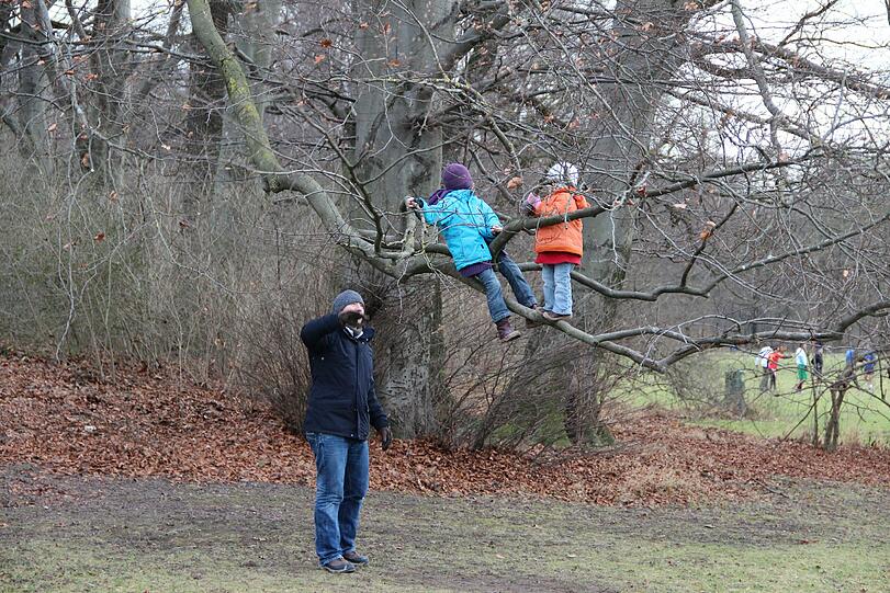 Spielen im Englischen Garten: Den Kindern macht das trübe Wetter nichts aus.