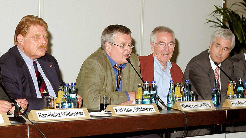 2001 beim Infoabend zum Stadionneubau (v.l.): Löwen-Präsident Karl-Heinz Wildmoser (&dagger; 2010), Werner Lederer Piloty (BA-Chef), Albert Speer (Architekt) und Fritz Scherer (Vizepräsident FC Bayern).