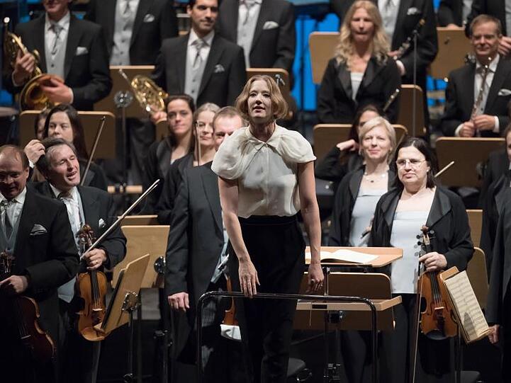 Joana Mallwitz (M) dirigiert das Bayerische Staatsorchester.