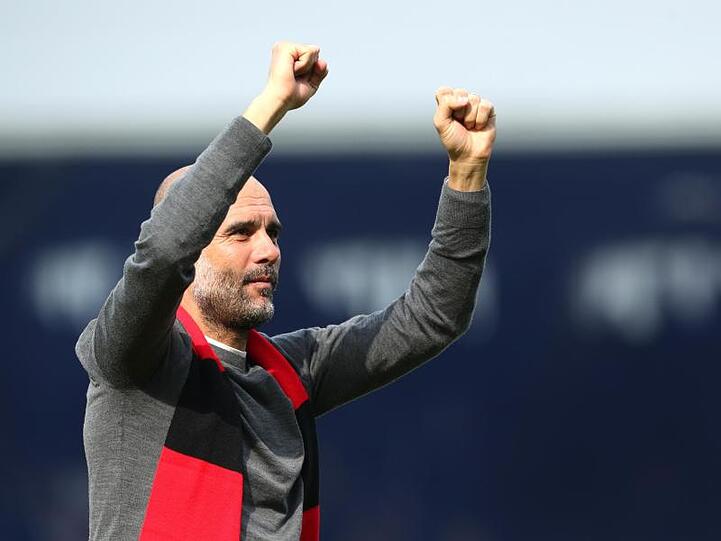 Manchester Citys Trainer Pep Guardiola jubelt über Sieg gegen Fulham.