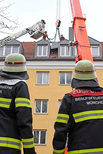 Mit Hilfe eines 50-Tonnen-Krans brachte die Feuerwehr den Kamin sicher auf den Boden.