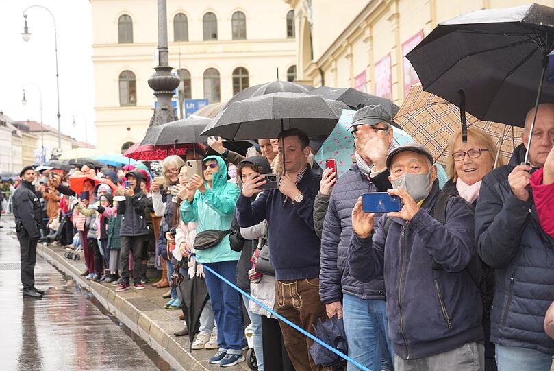 Trotz Regen säumten Schaulustige den Weg der Trachtler und Schützen durch die Innenstadt.