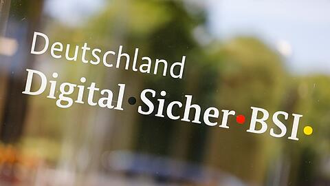Die Behörde spielt nach Angaben von Dobrindt eine wichtige Rolle beim Kampf gegen Cyber-Attacken.