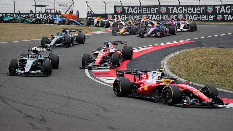 Lewis Hamilton führt das Feld in die erste Kurve. Lewis Hamilton führt das Feld in die erste Kurve.