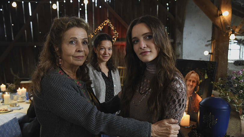 Michaela Mai, Hanna Herzsprung und Momo Beier in "Ein Münchner im Himmel". Michaela Mai, Hanna Herzsprung und Momo Beier in "Ein Münchner im Himmel".