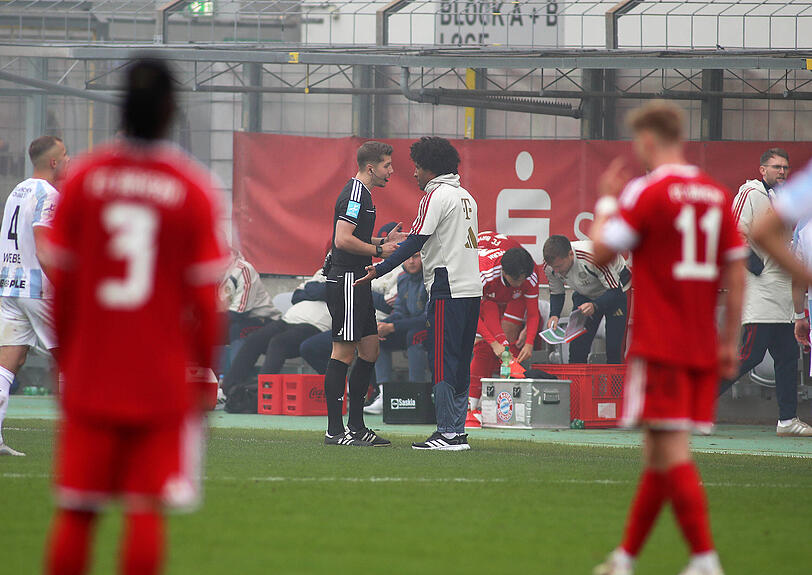 Bayern-Trainer Dante diskutierte nach seiner Roten Karte lange mit dem Schiedsrichter, musste den Innenraum aber dennoch verlassen. Bayern-Trainer Dante diskutierte nach seiner Roten Karte lange mit dem Schiedsrichter, musste den Innenraum aber dennoch verlassen.