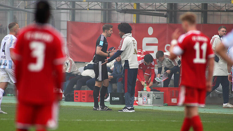 Bayern-Trainer Dante diskutierte nach seiner Roten Karte lange mit dem Schiedsrichter, musste den Innenraum aber dennoch verlassen. Bayern-Trainer Dante diskutierte nach seiner Roten Karte lange mit dem Schiedsrichter, musste den Innenraum aber dennoch verlassen.