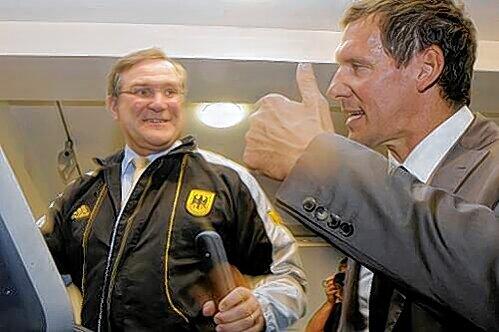 Ein Crosstrainer für Afghanistan: Ralf Möller 2008 mit dem damaligen Verteidigungsminister Jung.