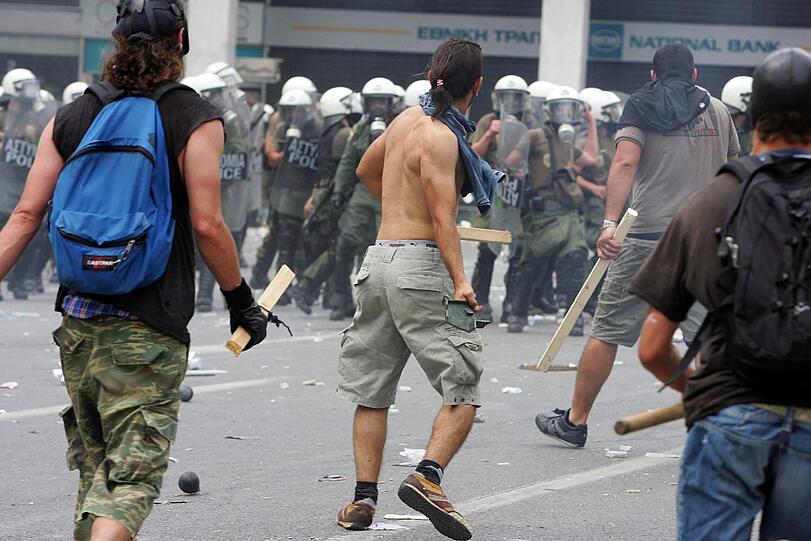 Am Mittwochabend und in der Nacht ist es zu heftigen Straßenschlachten zwischen der Polizei und Demonstranten in Athen gekommen. Mindestens 60 Menschen seien leicht verletzt
worden, berichtete das staatliche Fernsehen (NET). Tausende Menschen protestierten friedlich bis in die frühen
Morgenstunden vor dem Parlament in Athen gegen das harte Sparprogramm
der Regierung.