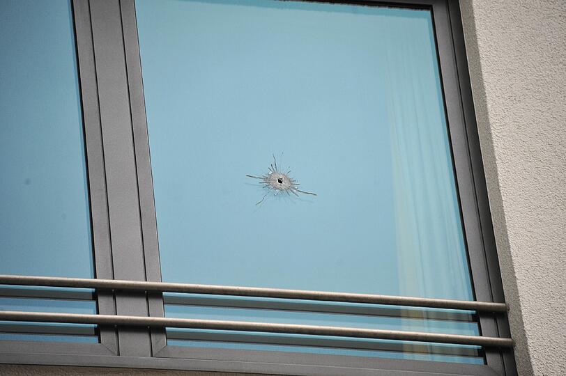 Das Hotel Courtyard by Marriott in der Schwanthalerstraße hat ein unbekannter Schütze ins Visier genommen: Bilder zeigen die Einschüsse.