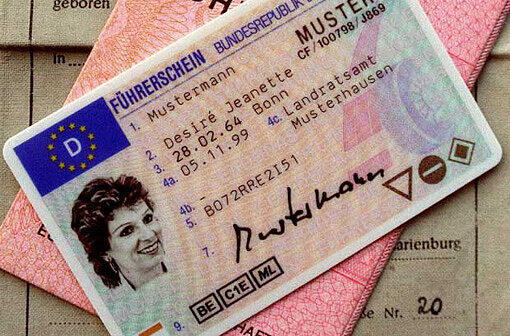 Führerschein: Das Lieblingsdokument der 17- und 18-Jährigen. Da werden die anfallenden 43,40 Euro gern in Kauf genommen, oder? Wer dann auch gleich die Zulassung eines Autos mit Wunschkennzeichen ordert, muss noch einmal bis zu 70 Euro hinblättern.