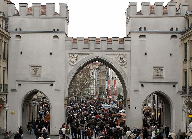 Die zwei Vortürme des Neuhauser Tors, heute Karlstor genannt.