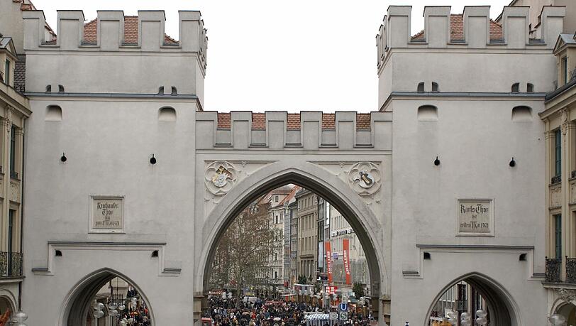 Die zwei Vortürme des Neuhauser Tors, heute Karlstor genannt. Die zwei Vortürme des Neuhauser Tors, heute Karlstor genannt.