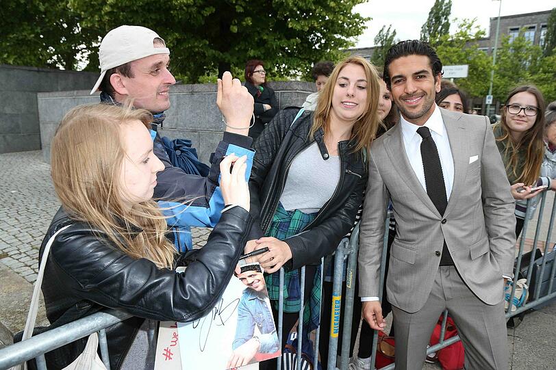 Auf dem roten Tepptich beim Deutschen Filmpreis musste der Frauenschwarm immer wieder für Bilder mit den Fans posieren.