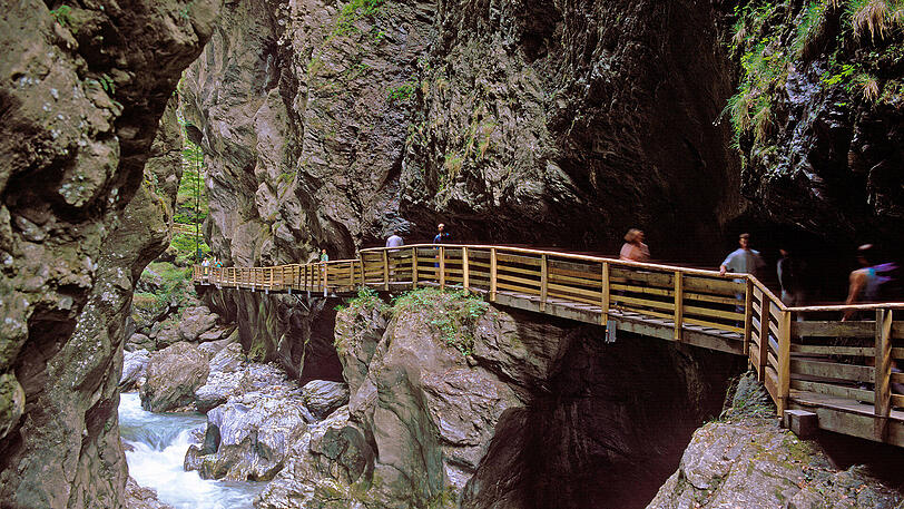 Etwa 300 Tonnen Geröll rauschten in die Lichtensteinklamm in Tirol.