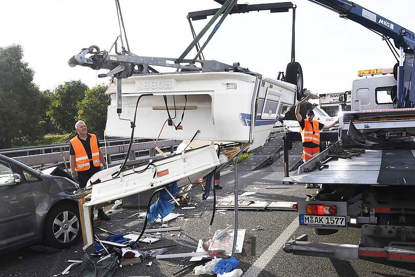 Die Bilder vom dramatischen Wohnwagen-Unfall bei Garching.