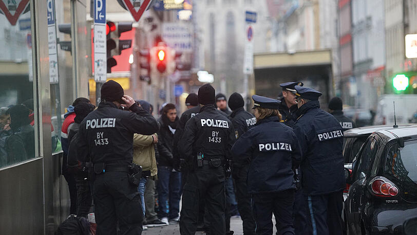 Polizisten am Donnerstagvormittag im Bahnhofsviertel.
