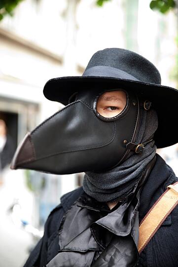 Ein WGT-Teilnehmer verkleidet mit einer venezianischen Pestmaske.