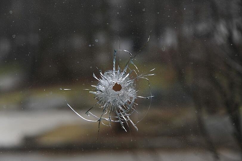 Der Schuss durchschlägt das Fenster aus doppeltem Thermoglas.