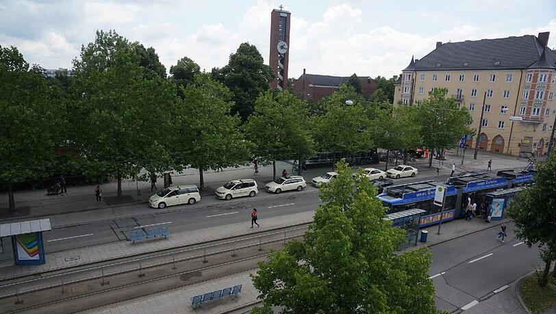 Die CSU fordert, dass die unbenutzte Tiefgarage unterm Wettersteinplatz endlich geöffnet wird. Sie könnte die Parkplätze am Candidplatz ersetzen. Die CSU fordert, dass die unbenutzte Tiefgarage unterm Wettersteinplatz endlich geöffnet wird. Sie könnte die Parkplätze am Candidplatz ersetzen.