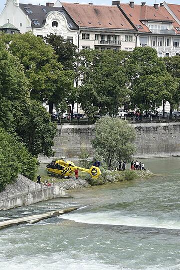 An der Isar-Halbinsel unterhalb der Maximiliansbrücke hat sich offenbar ein tödlicher Bade-Unfall ereignet. Die Bilder.