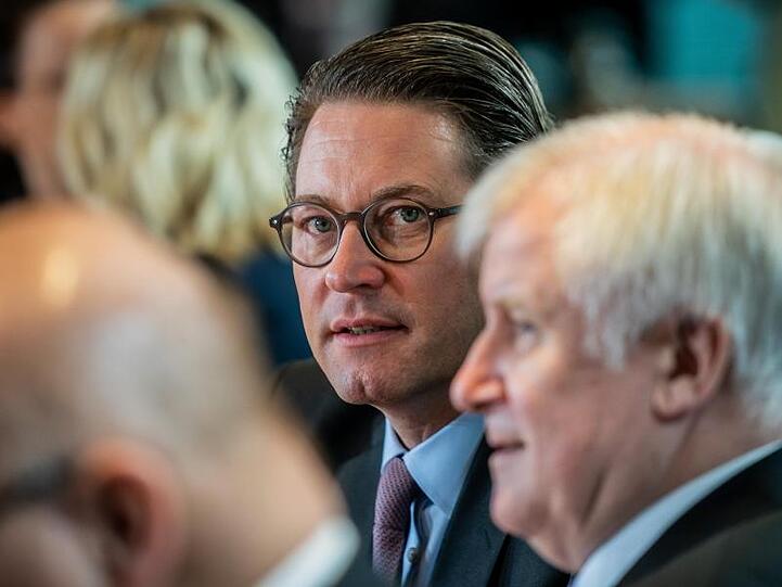 Andreas Scheuer wartet auf den Beginn der Sitzung des Bundeskabinetts im Kanzleramt. Foto: Michael Kappeler/dpa/Archiv