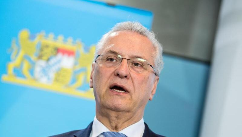 Joachim Herrmann (CSU), Innenminister von Bayern, spricht auf einer Pressekonferenz. Foto: Matthias Balk/dpa/Archivbild Joachim Herrmann (CSU), Innenminister von Bayern, spricht auf einer Pressekonferenz. Foto: Matthias Balk/dpa/Archivbild