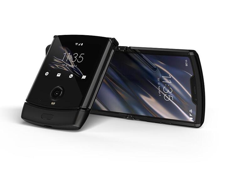 Die faltbare Neuauflage des vor 15 Jahren populären Modells Motorola Razr ist im Grunde ein Smartphone im heute üblichen Format, das sich auf die halbe Größe zusammenklappen lässt.