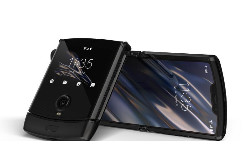 Die faltbare Neuauflage des vor 15 Jahren populären Modells Motorola Razr ist im Grunde ein Smartphone im heute üblichen Format, das sich auf die halbe Größe zusammenklappen lässt. Die faltbare Neuauflage des vor 15 Jahren populären Modells Motorola Razr ist im Grunde ein Smartphone im heute üblichen Format, das sich auf die halbe Größe zusammenklappen lässt.